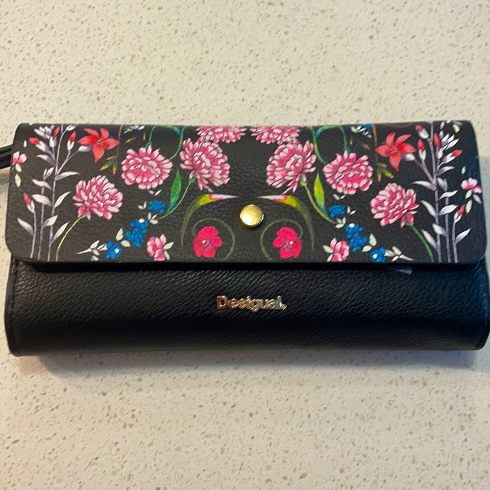 DESIGUAL EXCLUSIVE TRAVEL WALLET- NEW IN BOX